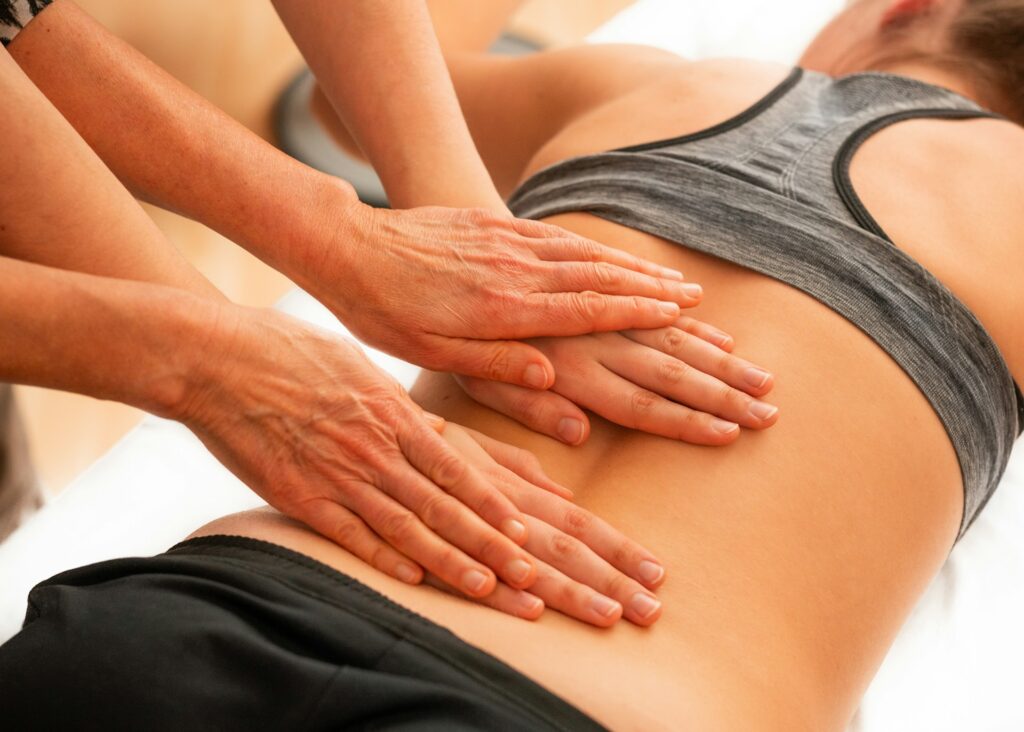 Patientin erhält Rückenmassage