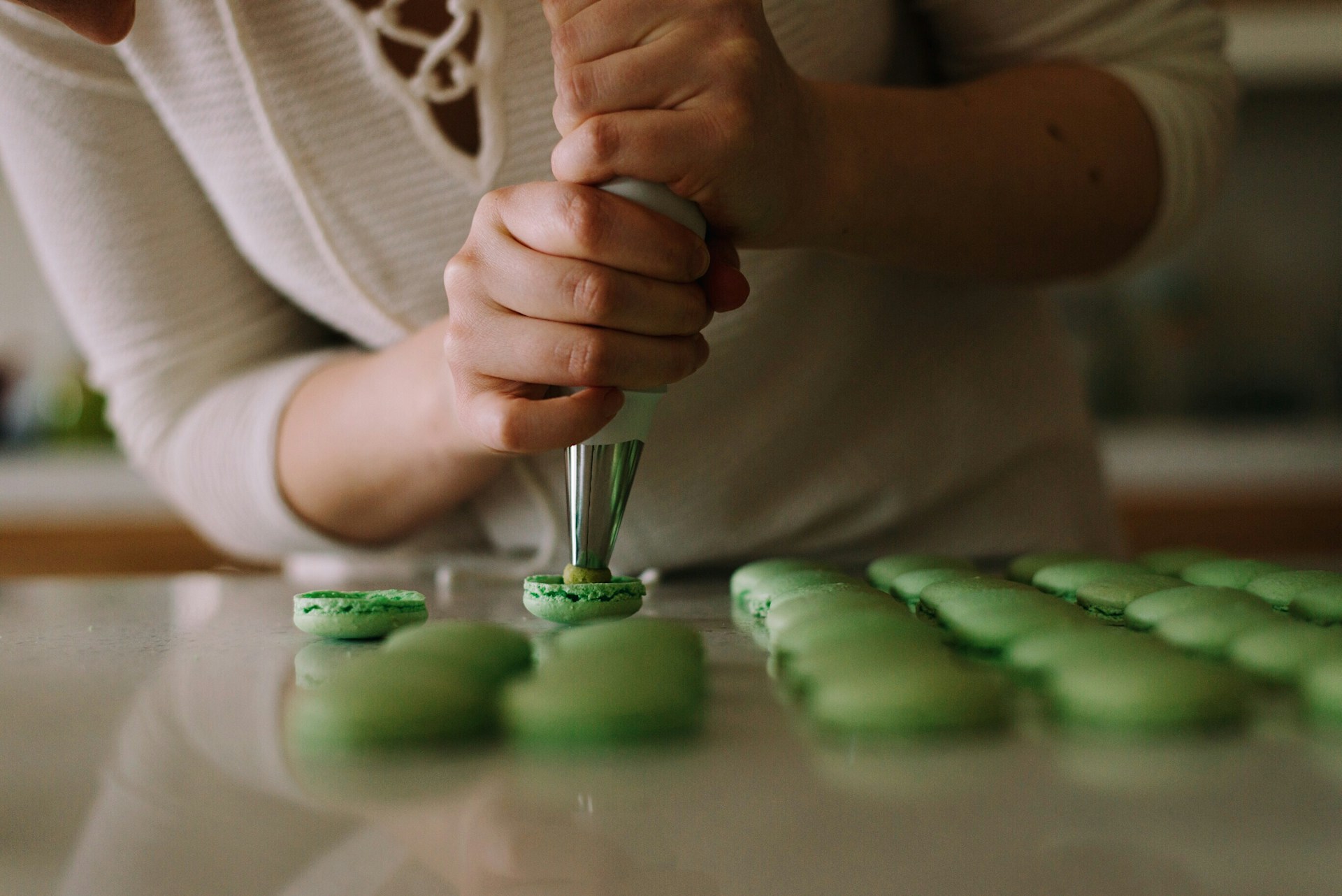 Frau verziert Macarons