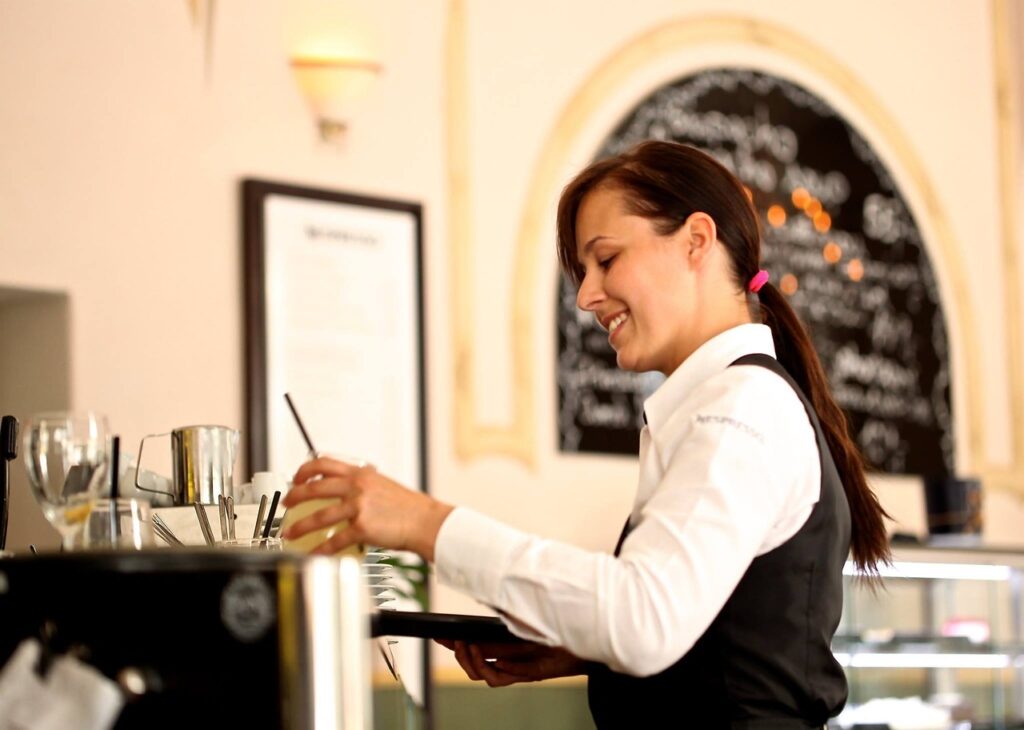 Servicekraft hinter Theke