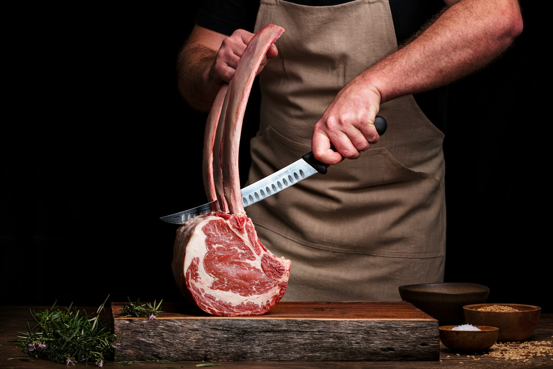 Person zerteilt Fleisch
