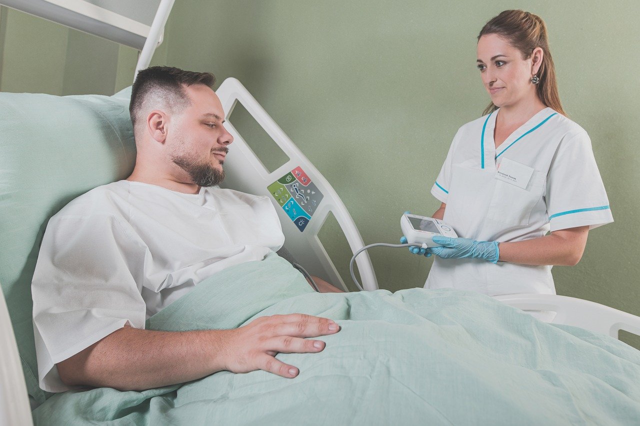 Pflegefachfrau betreut Patienten