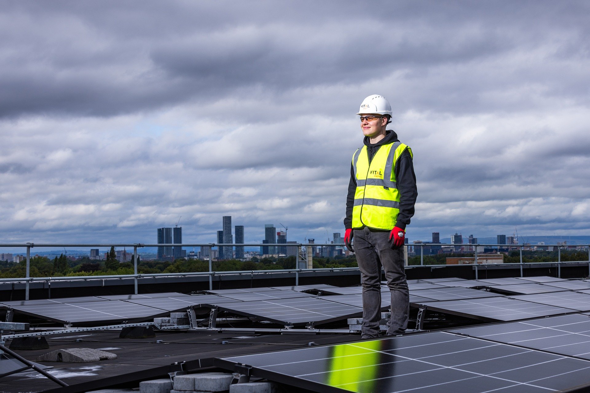 Mann steht auf Solarbaustelle auf Hausdach