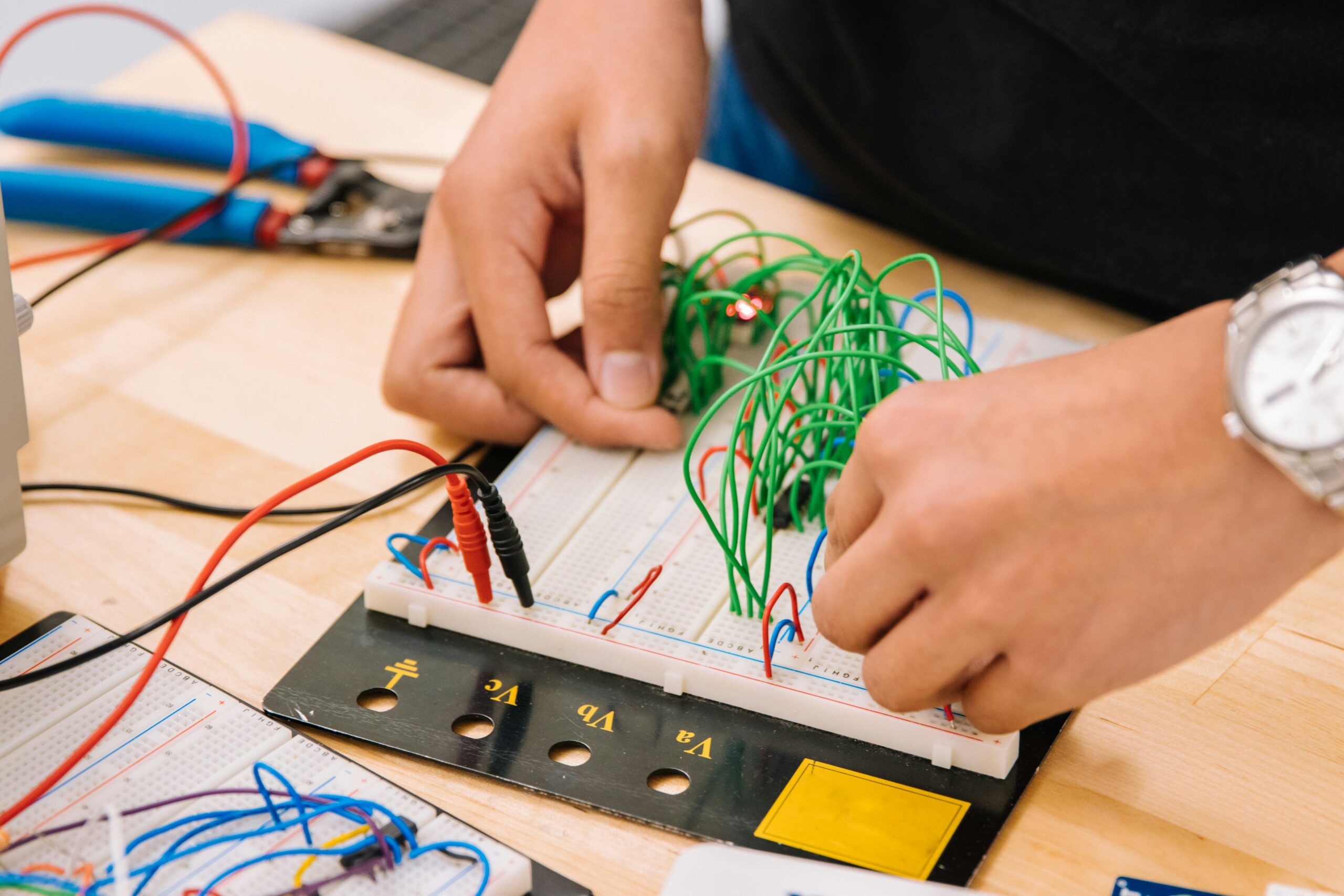 Person übt Kabel zu verdrahten