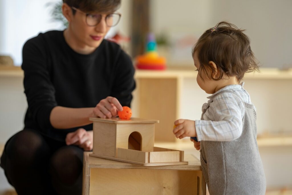 Frau spielt mit Kleinkind