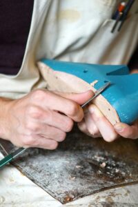Schuh-Rohling wird bearbeitet